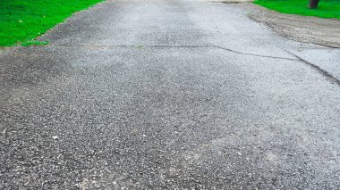 Kırık çizgili koyu gri asfalt zemin 