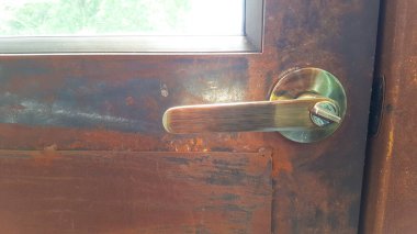 Kahverengi metal kapının kolu.