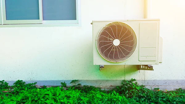 Beyaz duvarda kirli beyaz hava var.