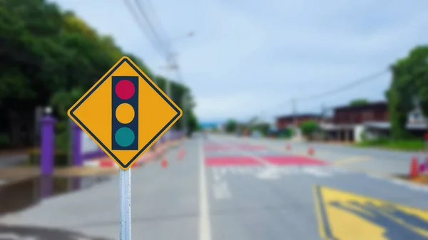 在模糊的背景下 路旁的红绿灯标志 — 图库照片
