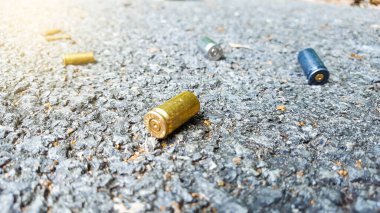 Bulanık boş tabanca mermileri olay yerinde beton zeminde. 