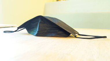 Beyaz zeminde siyah yüz maskesi