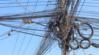 Elektrik direğindeki karışık iletişim kabloları