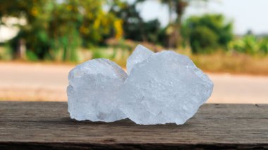 Ahşap yüzeyde, arka planda bulanık ağaç küpleri. Alüminyum üzerine yumuşak ve seçici odaklanma.