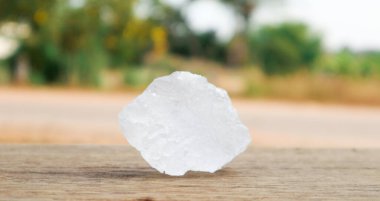 Ahşap yüzeyde, arka planda bulanık ağaç küpleri. Alüminyum üzerine yumuşak ve seçici odaklanma.