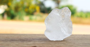 Ahşap yüzeyde, arka planda bulanık ağaç küpleri. Alüminyum üzerine yumuşak ve seçici odaklanma.