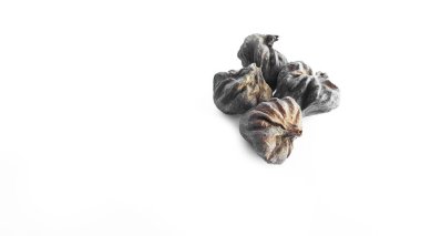 Beyaz arka planda izole edilmiş kahverengi meşe tohumu