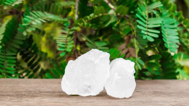 Kristal berrak alum küpleri ya da kahverengi tahta üzerinde potasyum alum. Kimyasal bileşik madde. Güzellik, kaplıca ve koltuk altı tedavi kavramı endüstriyel. 