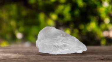 Kristal berrak alum küpleri ya da kahverengi tahta üzerinde potasyum alum. Kimyasal bileşik madde. Güzellik, kaplıca ve koltuk altı tedavi kavramı endüstriyel. 