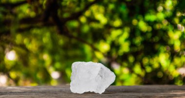 Kristal berrak alum küpleri ya da kahverengi tahta üzerinde potasyum alum. Kimyasal bileşik madde. Güzellik, kaplıca ve koltuk altı tedavi kavramı endüstriyel. 