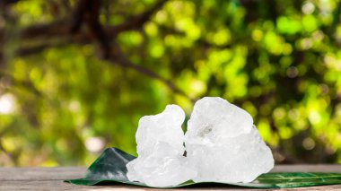 Kristal berrak alyum küpleri ya da yeşil yapraklı potasyum alyum. Kimyasal bileşik madde. Güzellik, kaplıca ve koltuk altı tedavi kavramı endüstriyel. 