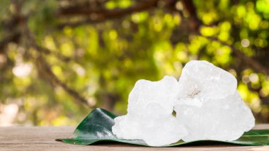 Kristal berrak alyum küpleri ya da yeşil yapraklı potasyum alyum. Kimyasal bileşik madde. Güzellik, kaplıca ve koltuk altı tedavi kavramı endüstriyel. 