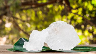 Kristal berrak alyum küpleri ya da yeşil yapraklı potasyum alyum. Kimyasal bileşik madde. Güzellik, kaplıca ve koltuk altı tedavi kavramı endüstriyel. 