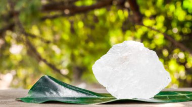 Kristal berrak alyum küpleri ya da yeşil yapraklı potasyum alyum. Kimyasal bileşik madde. Güzellik, kaplıca ve koltuk altı tedavi kavramı endüstriyel. 