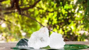 Kristal berrak alyum küpleri ya da yeşil yapraklı potasyum alyum. Kimyasal bileşik madde. Güzellik, kaplıca ve koltuk altı tedavi kavramı endüstriyel. 