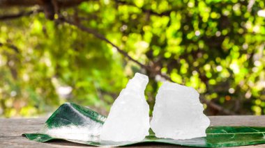 Kristal berrak alyum küpleri ya da yeşil yapraklı potasyum alyum. Kimyasal bileşik madde. Güzellik, kaplıca ve koltuk altı tedavi kavramı endüstriyel. 