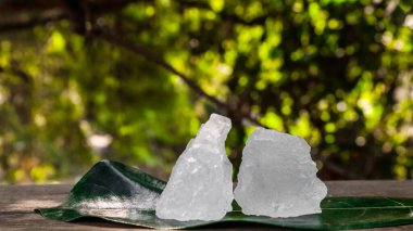 Kristal berrak alyum küpleri ya da yeşil yapraklı potasyum alyum. Kimyasal bileşik madde. Güzellik, kaplıca ve koltuk altı tedavi kavramı endüstriyel. 