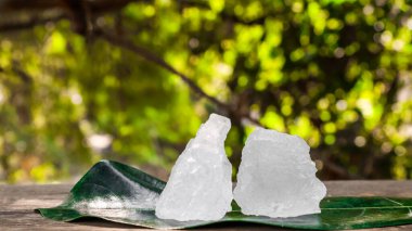 Kristal berrak alyum küpleri ya da yeşil yapraklı potasyum alyum. Kimyasal bileşik madde. Güzellik, kaplıca ve koltuk altı tedavi kavramı endüstriyel. 