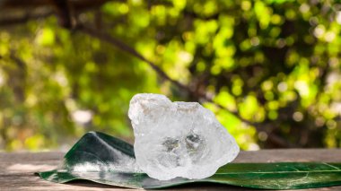 Kristal berrak alyum küpleri ya da yeşil yapraklı potasyum alyum. Kimyasal bileşik madde. Güzellik, kaplıca ve koltuk altı tedavi kavramı endüstriyel. 