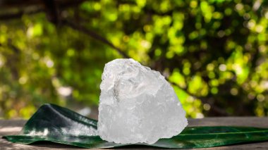 Kristal berrak alyum küpleri ya da yeşil yapraklı potasyum alyum. Kimyasal bileşik madde. Güzellik, kaplıca ve koltuk altı tedavi kavramı endüstriyel. 