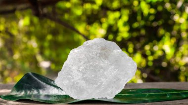 Kristal berrak alyum küpleri ya da yeşil yapraklı potasyum alyum. Kimyasal bileşik madde. Güzellik, kaplıca ve koltuk altı tedavi kavramı endüstriyel. 