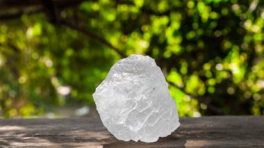 Kristal berrak alum küpleri ya da kahverengi tahta üzerinde potasyum alum. Kimyasal bileşik madde. Güzellik, kaplıca ve koltuk altı tedavi kavramı endüstriyel. 