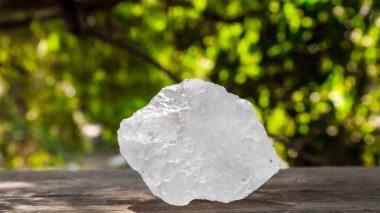 Kristal berrak alum küpleri ya da kahverengi tahta üzerinde potasyum alum. Kimyasal bileşik madde. Güzellik, kaplıca ve koltuk altı tedavi kavramı endüstriyel. 