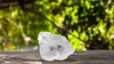 Kristal berrak alum küpleri ya da kahverengi tahta üzerinde potasyum alum. Kimyasal bileşik madde. Güzellik, kaplıca ve koltuk altı tedavi kavramı endüstriyel. 