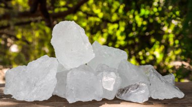 Kristal berrak alum küpleri ya da kahverengi tahta üzerinde potasyum alum. Kimyasal bileşik madde. Güzellik, kaplıca ve koltuk altı tedavi kavramı endüstriyel. 