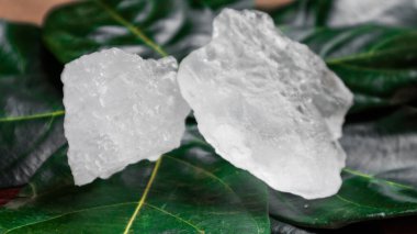 Kristal berrak alyum küpleri ya da yeşil yapraklı potasyum alyum. Kimyasal bileşik madde. Güzellik, kaplıca ve koltuk altı tedavi kavramı endüstriyel. 