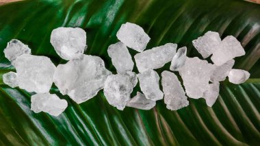 Kristal berrak alyum küpleri ya da yeşil yapraklı potasyum alyum. Kimyasal bileşik madde. Güzellik, kaplıca ve koltuk altı tedavi kavramı endüstriyel. 