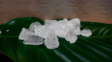 Kristal berrak alyum küpleri ya da yeşil yapraklı potasyum alyum. Kimyasal bileşik madde. Güzellik, kaplıca ve koltuk altı tedavi kavramı endüstriyel. 