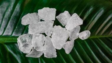 Kristal berrak alyum küpleri ya da yeşil yapraklı potasyum alyum. Kimyasal bileşik madde. Güzellik, kaplıca ve koltuk altı tedavi kavramı endüstriyel. 