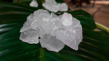 Kristal berrak alyum küpleri ya da yeşil yapraklı potasyum alyum. Kimyasal bileşik madde. Güzellik, kaplıca ve koltuk altı tedavi kavramı endüstriyel. 