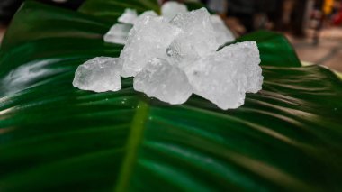 Kristal berrak alyum küpleri ya da yeşil yapraklı potasyum alyum. Kimyasal bileşik madde. Güzellik, kaplıca ve koltuk altı tedavi kavramı endüstriyel. 