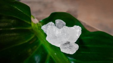 Kristal berrak alyum küpleri ya da yeşil yapraklı potasyum alyum. Kimyasal bileşik madde. Güzellik, kaplıca ve koltuk altı tedavi kavramı endüstriyel. 