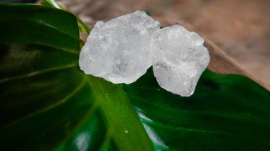 Kristal berrak alyum küpleri ya da yeşil yapraklı potasyum alyum. Kimyasal bileşik madde. Güzellik, kaplıca ve koltuk altı tedavi kavramı endüstriyel. 