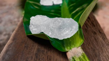 Kristal berrak alyum küpleri ya da yeşil yapraklı potasyum alyum. Kimyasal bileşik madde. Güzellik, kaplıca ve koltuk altı tedavi kavramı endüstriyel. 