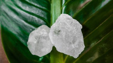 Kristal berrak alyum küpleri ya da yeşil yapraklı potasyum alyum. Kimyasal bileşik madde. Güzellik, kaplıca ve koltuk altı tedavi kavramı endüstriyel. 