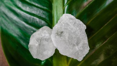 Kristal berrak alyum küpleri ya da yeşil yapraklı potasyum alyum. Kimyasal bileşik madde. Güzellik, kaplıca ve koltuk altı tedavi kavramı endüstriyel. 