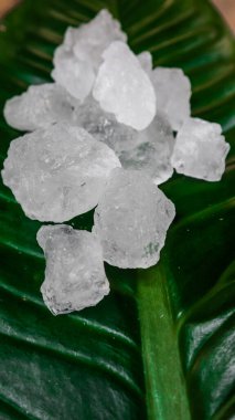 Kristal berrak alyum küpleri ya da yeşil yapraklı potasyum alyum. Kimyasal bileşik madde. Güzellik, kaplıca ve koltuk altı tedavi kavramı endüstriyel. 