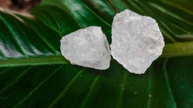 Kristal berrak alyum küpleri ya da yeşil yapraklı potasyum alyum. Kimyasal bileşik madde. Güzellik, kaplıca ve koltuk altı tedavi kavramı endüstriyel. 