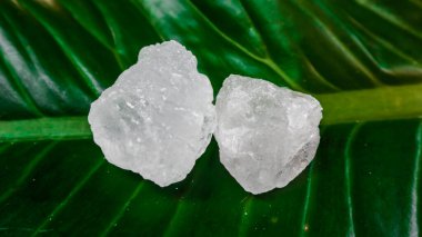 Kristal berrak alyum küpleri ya da yeşil yapraklı potasyum alyum. Kimyasal bileşik madde. Güzellik, kaplıca ve koltuk altı tedavi kavramı endüstriyel. 