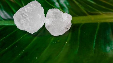 Kristal berrak alyum küpleri ya da yeşil yapraklı potasyum alyum. Kimyasal bileşik madde. Güzellik, kaplıca ve koltuk altı tedavi kavramı endüstriyel. 