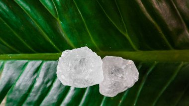 Kristal berrak alyum küpleri ya da yeşil yapraklı potasyum alyum. Kimyasal bileşik madde. Güzellik, kaplıca ve koltuk altı tedavi kavramı endüstriyel. 