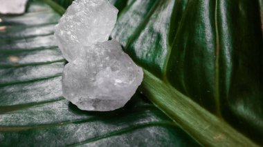 Kristal berrak alyum küpleri ya da yeşil yapraklı potasyum alyum. Kimyasal bileşik madde. Güzellik, kaplıca ve koltuk altı tedavi kavramı endüstriyel. 