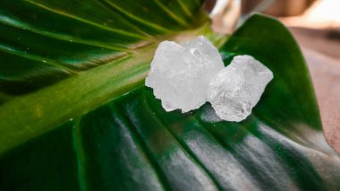 Kristal berrak alyum küpleri ya da yeşil yapraklı potasyum alyum. Kimyasal bileşik madde. Güzellik, kaplıca ve koltuk altı tedavi kavramı endüstriyel. 