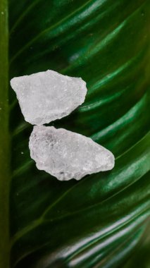 Kristal berrak alyum küpleri ya da yeşil yapraklı potasyum alyum. Kimyasal bileşik madde. Güzellik, kaplıca ve koltuk altı tedavi kavramı endüstriyel. 