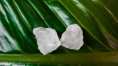 Kristal berrak alyum küpleri ya da yeşil yapraklı potasyum alyum. Kimyasal bileşik madde. Güzellik, kaplıca ve koltuk altı tedavi kavramı endüstriyel. 