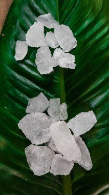 Kristal berrak alyum küpleri ya da yeşil yapraklı potasyum alyum. Kimyasal bileşik madde. Güzellik, kaplıca ve koltuk altı tedavi kavramı endüstriyel. 